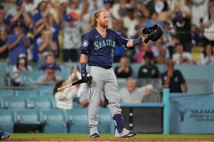 Seattle Mariners first baseman Justin Turner (2) acknowledges the crowd against the Los Angeles Dodgers.