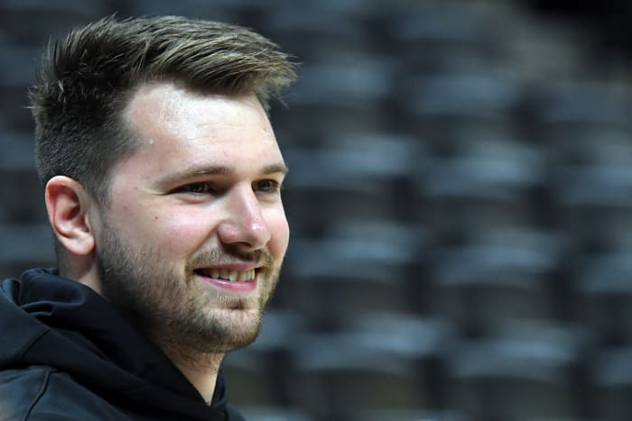 Los Angeles Lakers guard Luka Doncic (77)