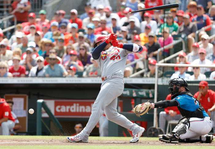 St. Louis Cardinals catcher Willson Contreras (40) breaks his bat against the Miami Marlins during the first inning at Roger Dean Chevrolet Stadium.