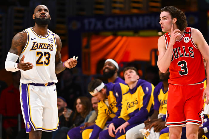 Los Angeles Lakers forward LeBron James (23) rand Chicago Bulls guard Josh Giddey (3)