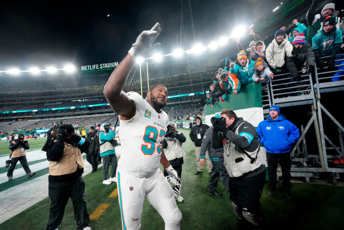 Miami Dolphins defensive tackle Calais Campbell (93) acknowledges fans at MetLife Stadium after the game, Sunday January 5, 2025, in East Rutherford.  