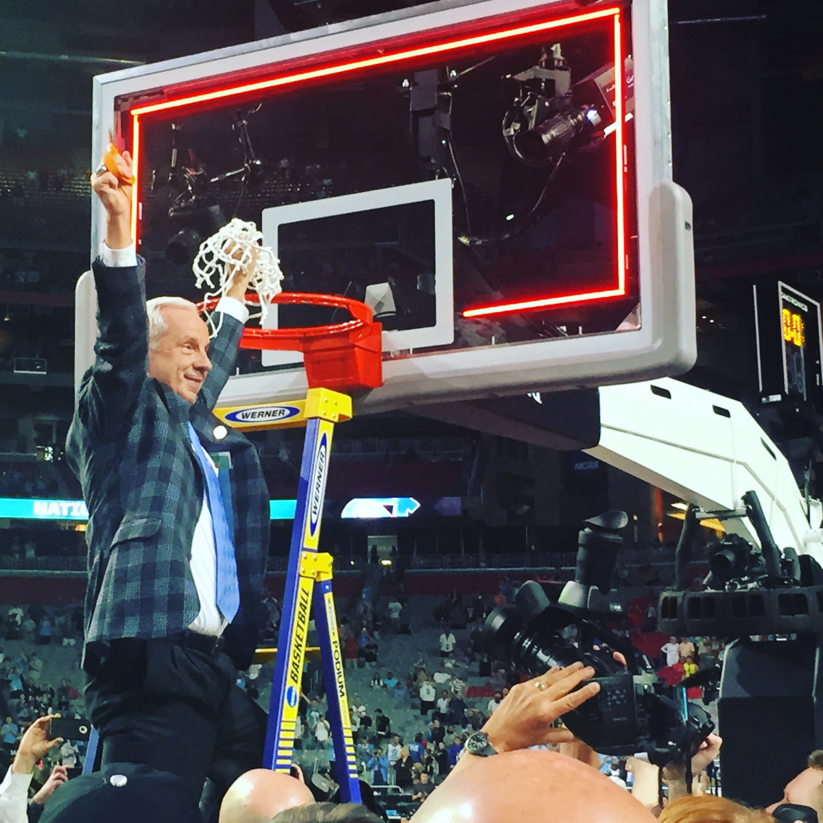 Roy Williams celebrates after winning the 2017 national championship.