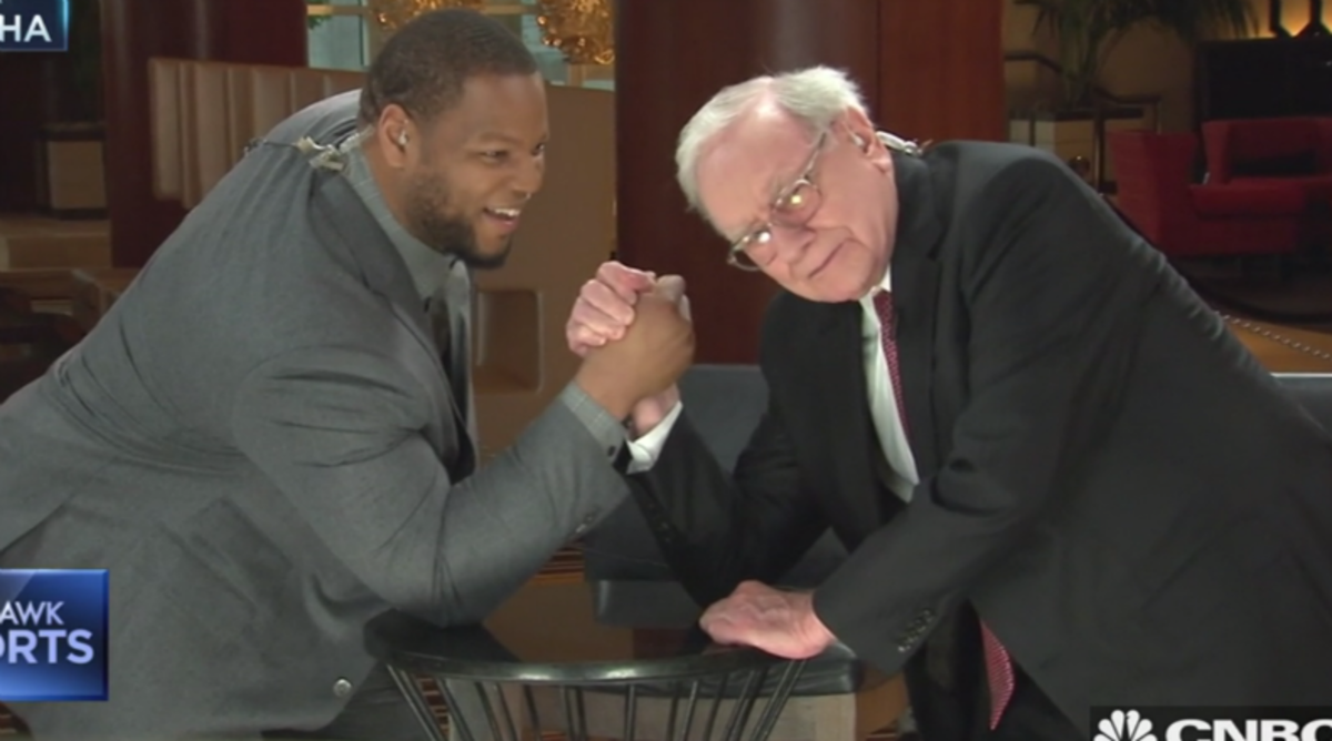 Ndamukong Suh Takes on Warren Buffett in Arm-Wrestling Match