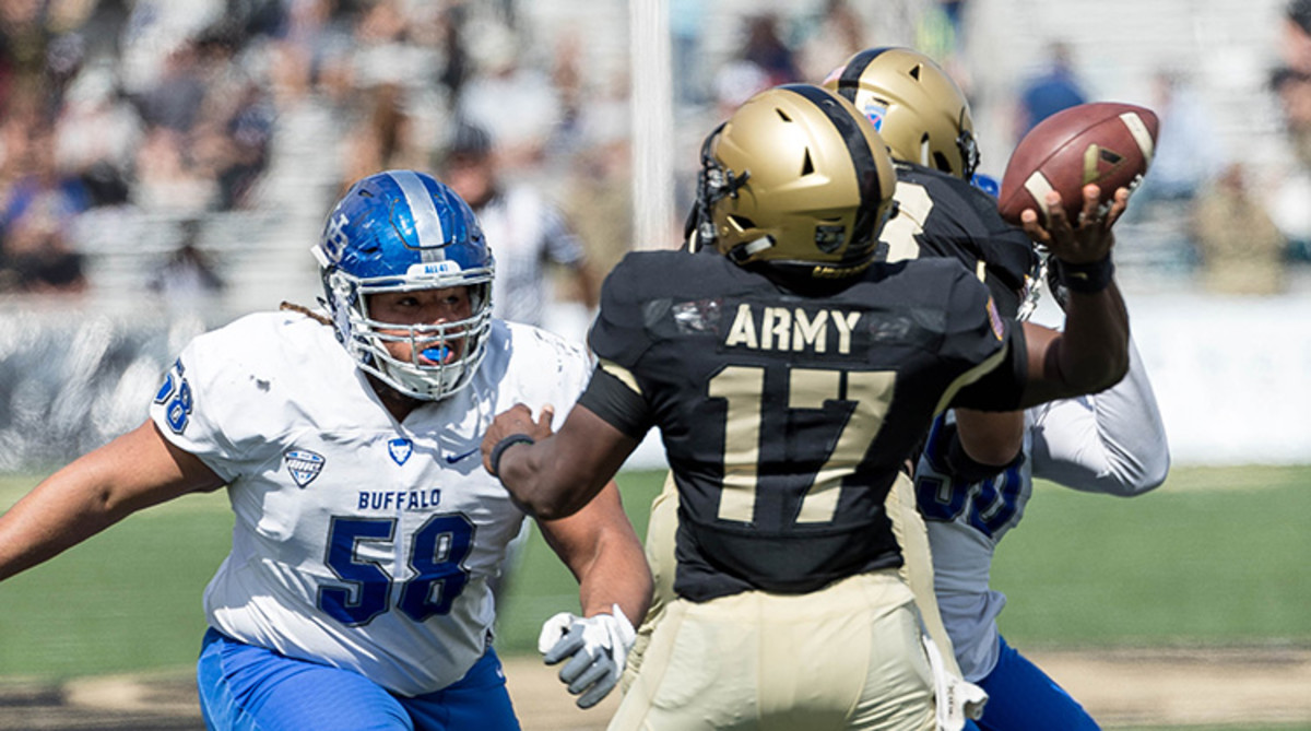 Army QB Ahmad Bradshaw throwing a completed pass