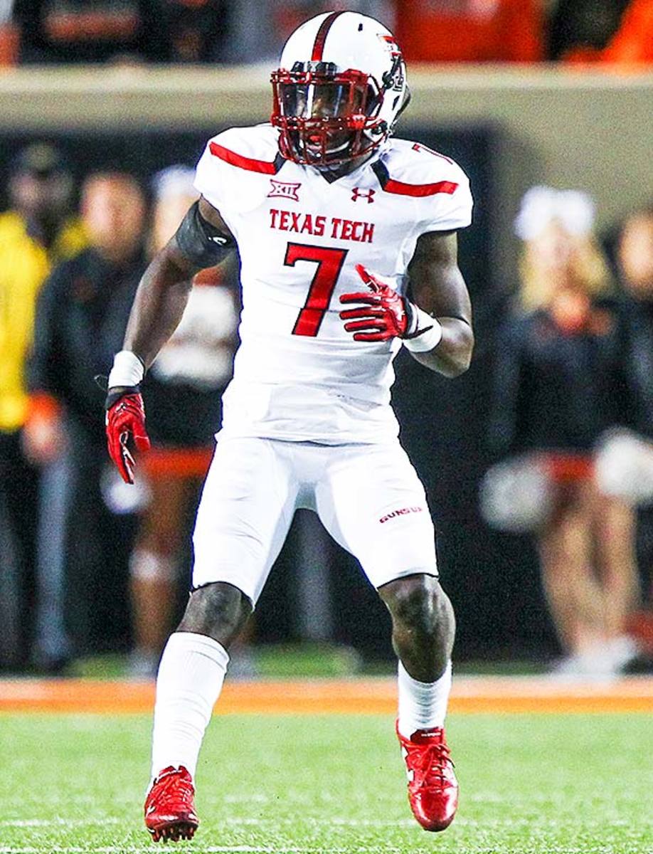 Patrick Mahomes Texas Tech Red Raiders Unsigned White Jersey Signaling A Play Photograph