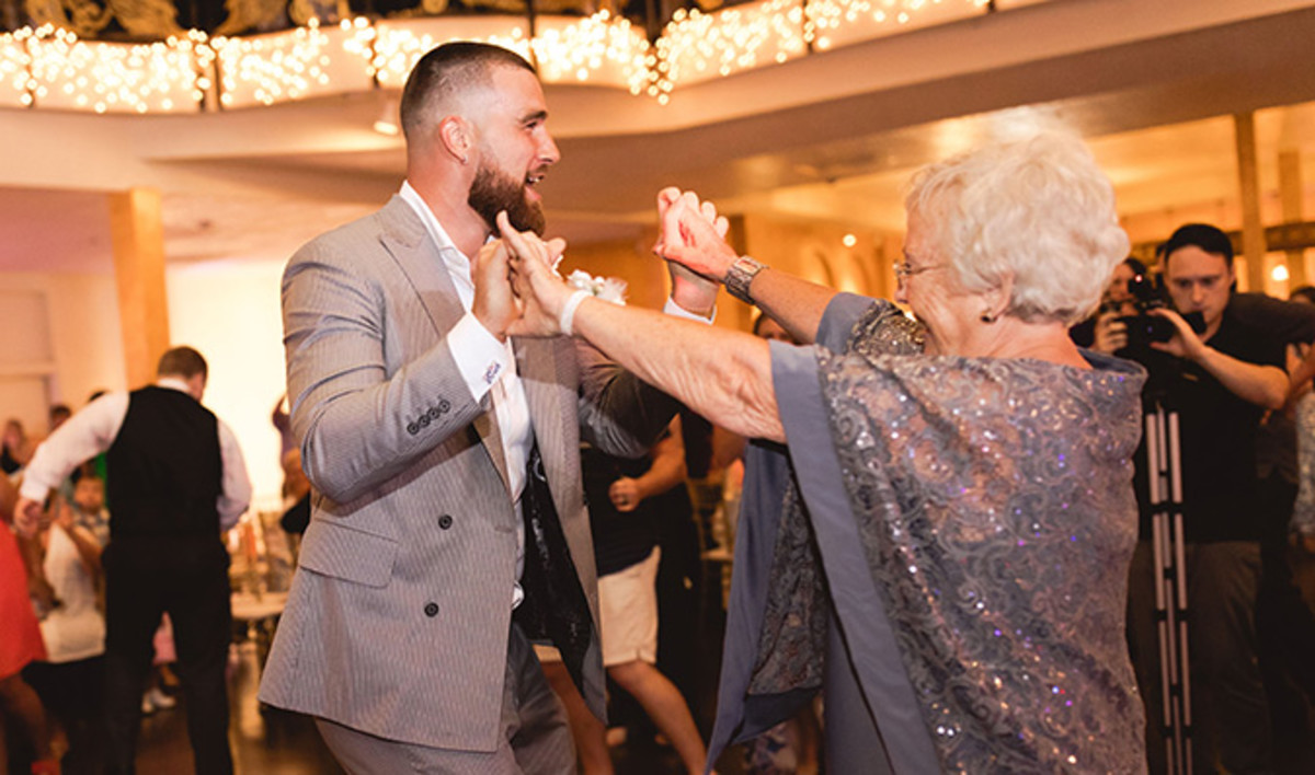 Kansas City Chiefs tight end Travis Kelce joins wedding of Chiefs fans