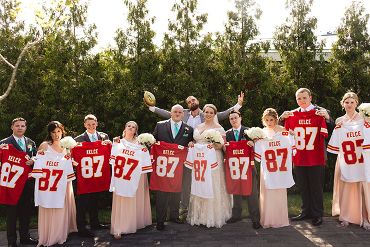 Chiefs Tight End Travis Kelce Joins Fans' Wedding - Athlon Sports