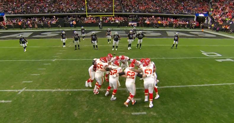 NFL World Is Freaking Out About This Kansas City Chiefs Trick Play - Vimarsana News