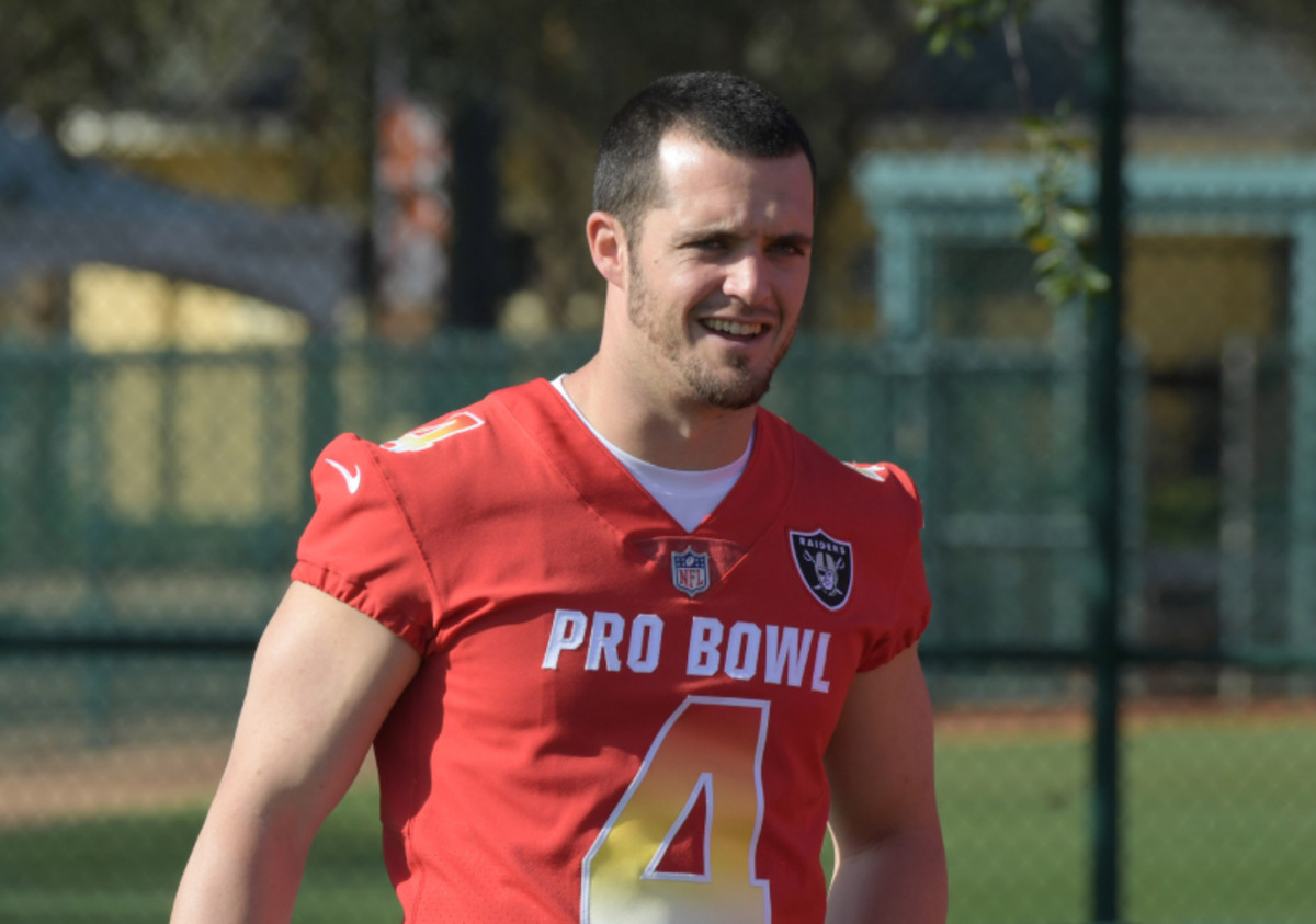 Look Derek Carr's Reaction To NFL Pro Bowl Invite Is Going Viral