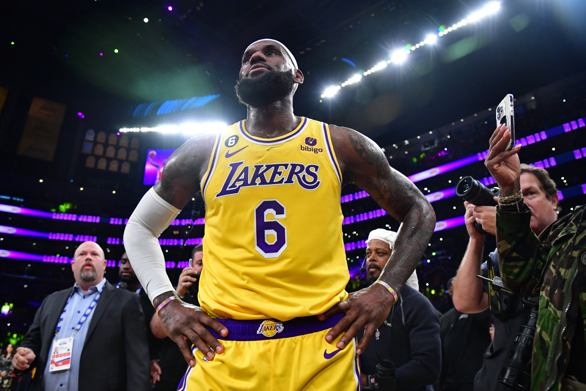 Deion Sanders congratulates LeBron James for passing Kareem for NBA  all-time scoring record - AthlonSports.com | Expert Predictions, Picks, and  Previews
