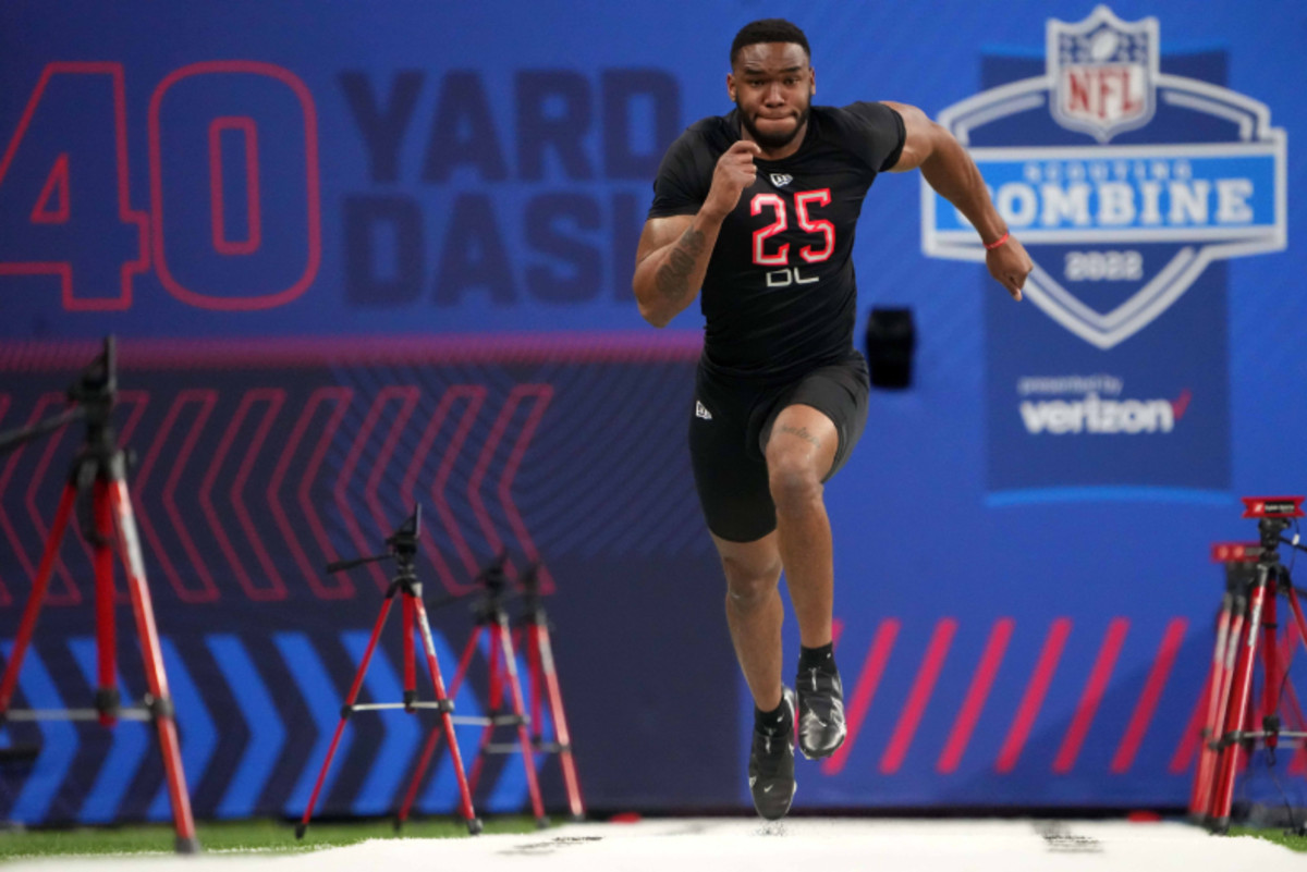 Offensive Lineman Run the 40-Yard Dash at the 2023 NFL Combine