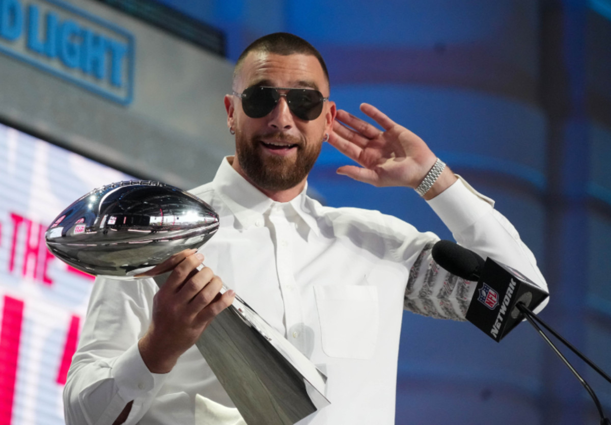 Travis Kelce Tried Giving Taylor Swift His Phone Number