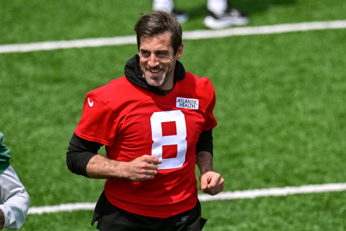 Jets Fans Gave Aaron Rodgers The Warmest Welcome At Training Camp On Saturday Athlon Sports