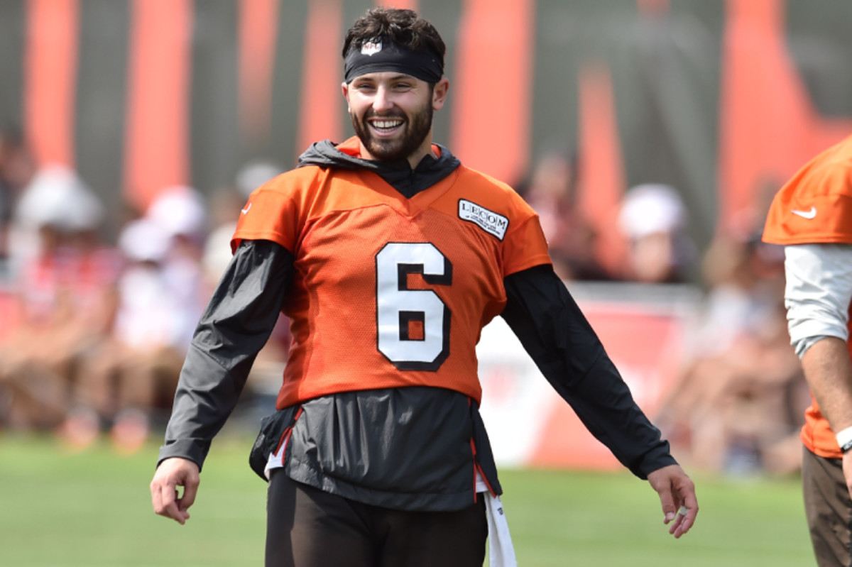 LOOK: Baker Mayfield headbutts Panthers teammates without a helmet