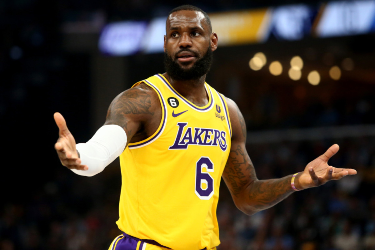 landen vacuüm Moreel onderwijs NBA Fans Felt Bad For LeBron James After Strange Dinner Video Went Viral -  AthlonSports.com | Expert Predictions, Picks, and Previews