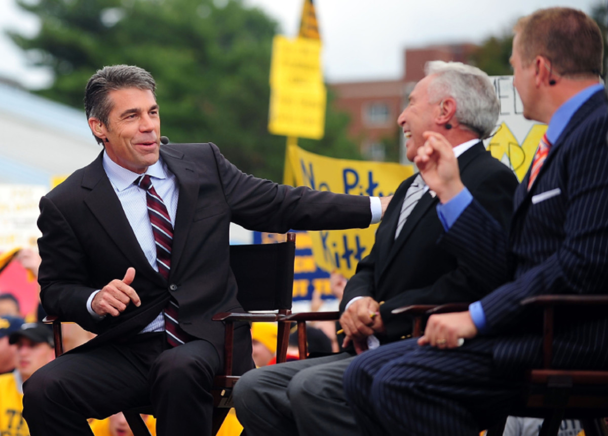 Chris Fowler talks with Lee Corso and Kirk Herbstreit