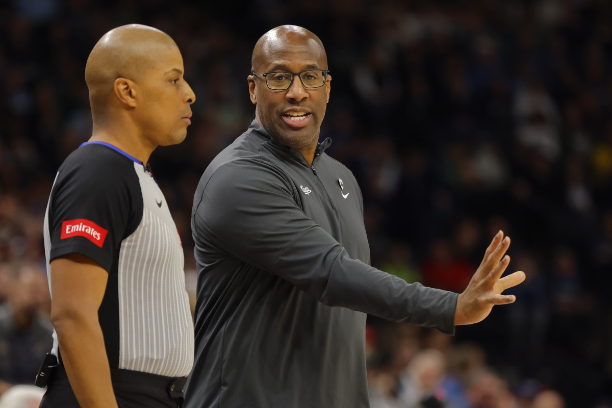 Coach Mike Brown Signs New Kings Contract: Spurs Tracker - Athlon Sports