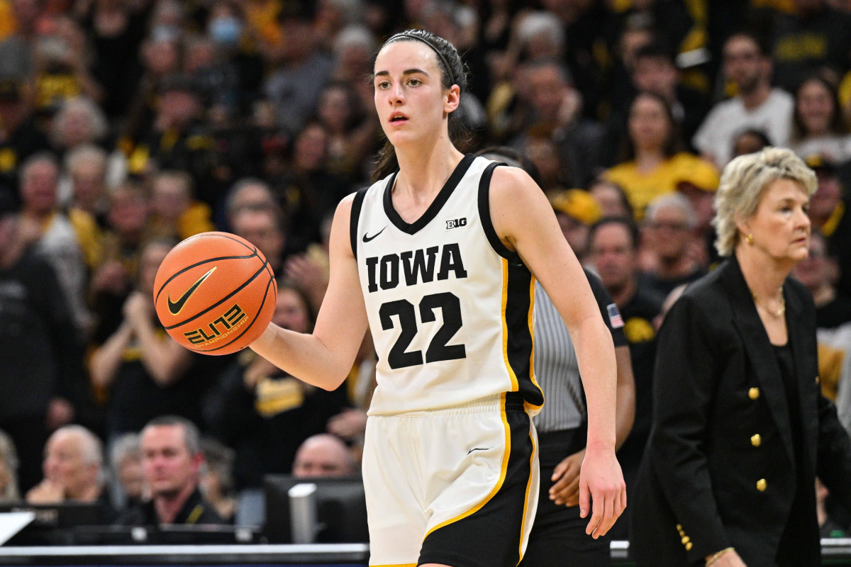  Iowa Hawkeyes guard Caitlin Clark (22) in action against the Ohio State Buckeyes during the game at Carver-Hawkeye Arena. 