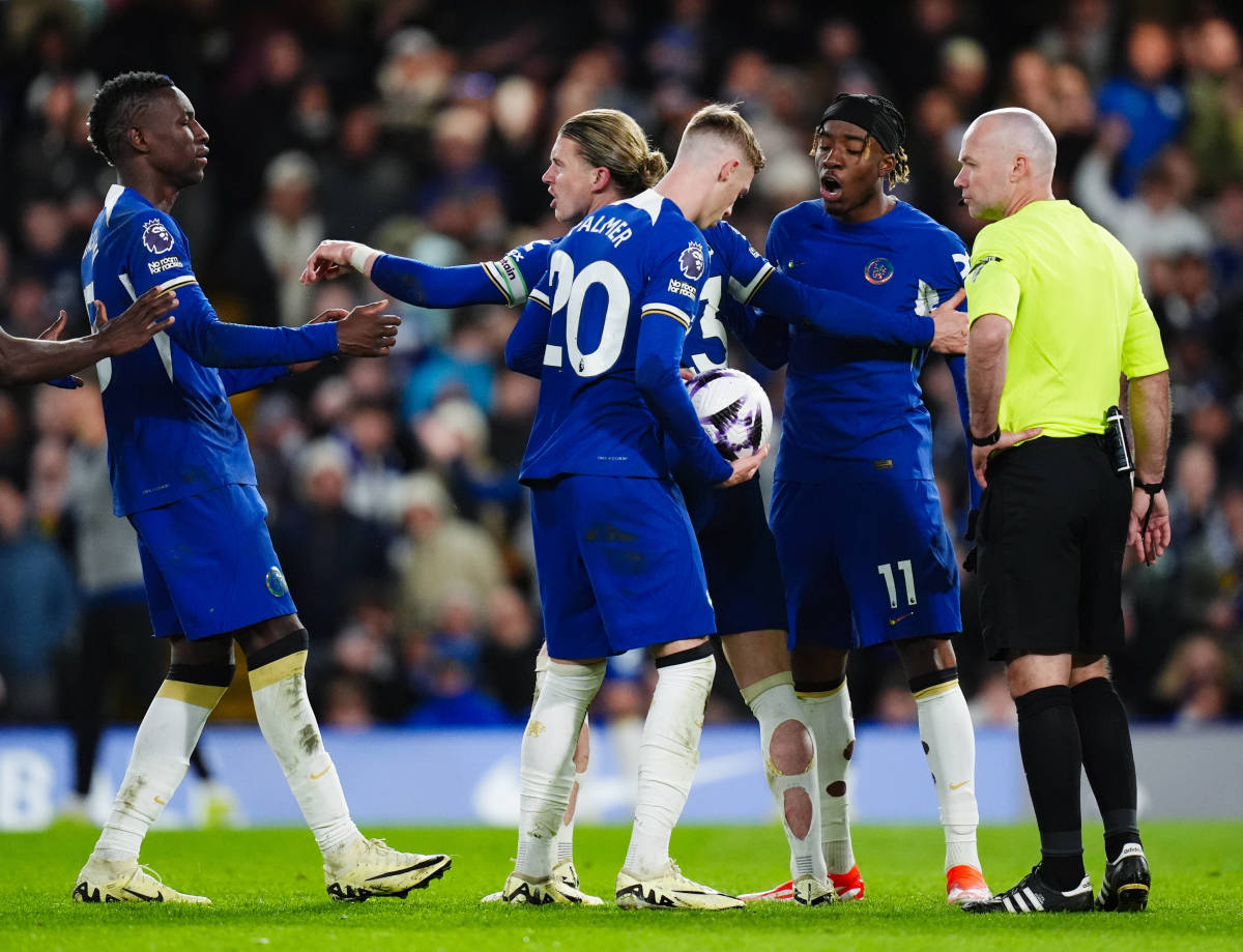 Three Chelsea players fight over penalty against Everton - Futbol - Soccer  News & Updates