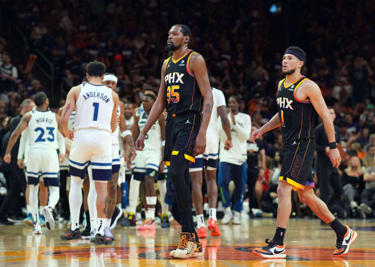 Kevin Durant e Devin Booker, durante o confronto entre Phoenix Suns e Minnesota Timberwolves (Foto: USA TODAY Sports)
