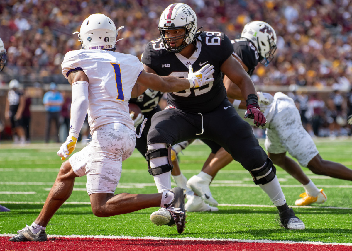 Could OT Aireontae Ersery be the next Gophers player drafted to the NFL ...