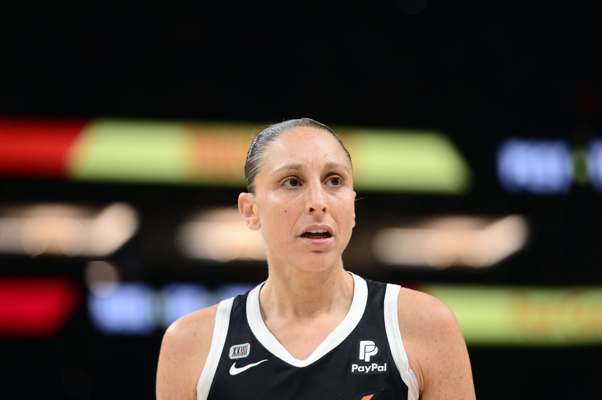 Người bảo vệ Phoenix Mercury Diana Taurasi (3) nhìn vào trận đấu với Chicago Sky trong nửa sau của ván hai của Chung kết WNBA 2021 tại Trung tâm Dấu chân. 