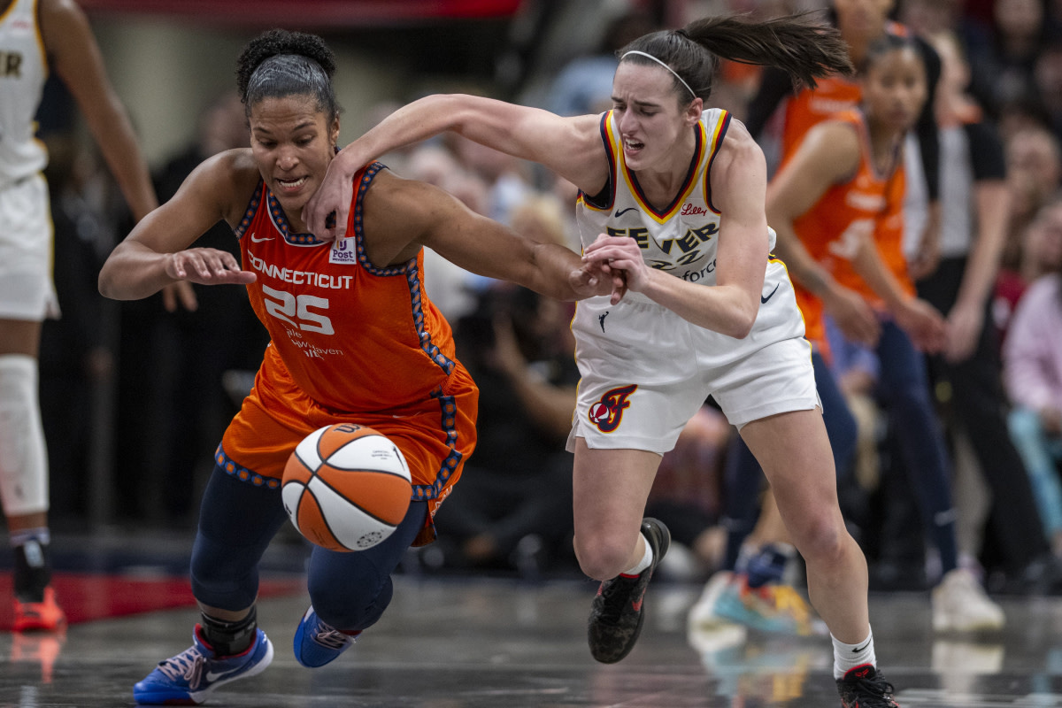 Connecticut Sun forward Alyssa Thomas (25) knocks the ball away from Indiana Fever guard Caitlin Clark (22) during the second half of an WNBA basketball game, Monday, May 20, 2024, at Gainbridge Fieldhouse.