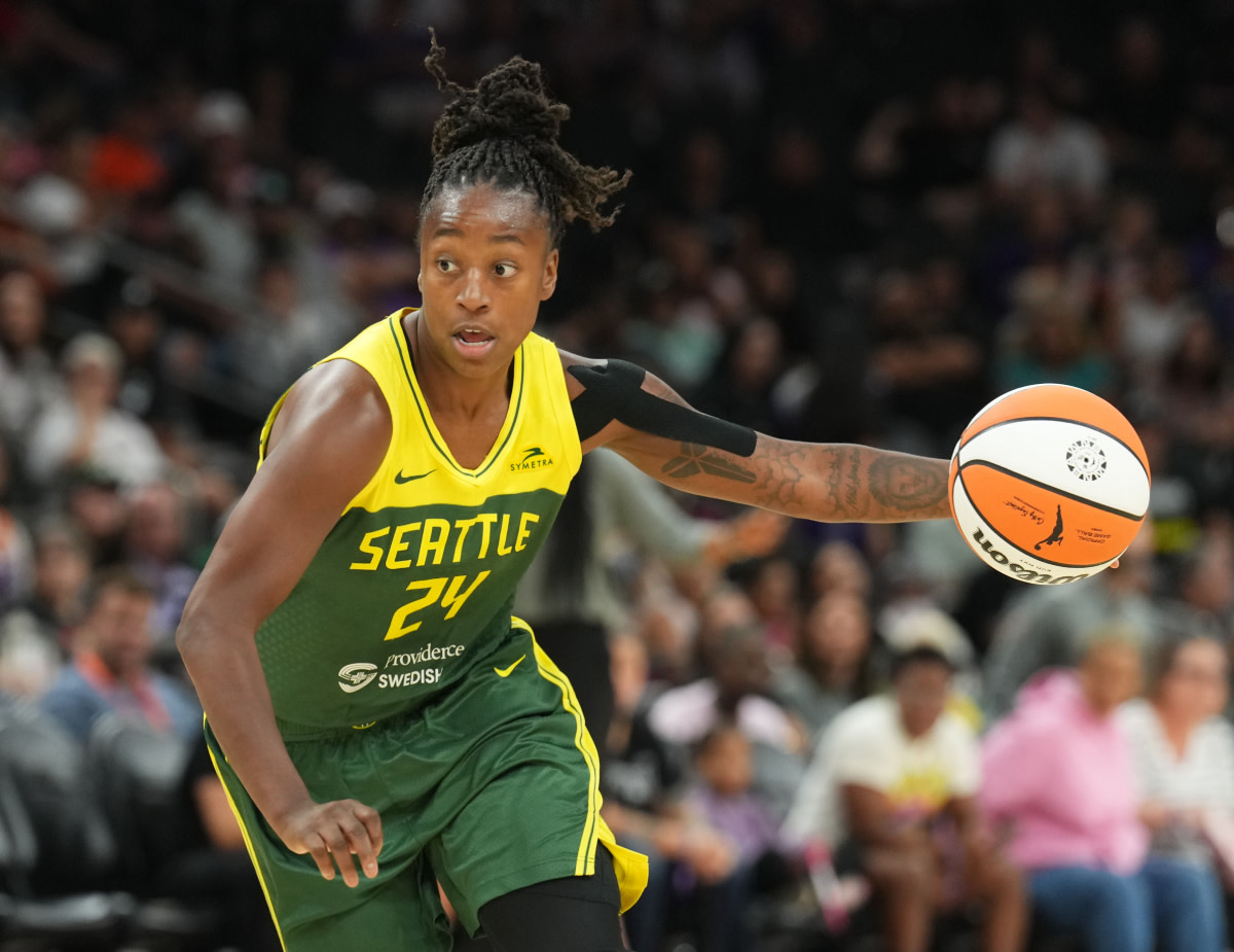 Seattle Storm guard Jewell Loyd (24) dribbles against the Phoenix Mercury during the second half at Footprint Center. 