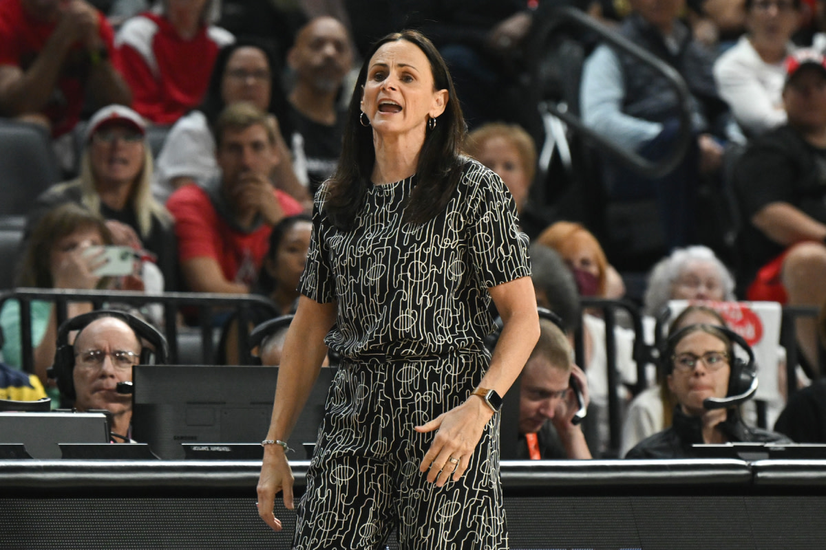 New York Liberty head coach Sandy Brondello speaks to her players on the court during the first half in game one of the 2023 WNBA Finals against the Las Vegas Aces at Michelob Ultra Arena.