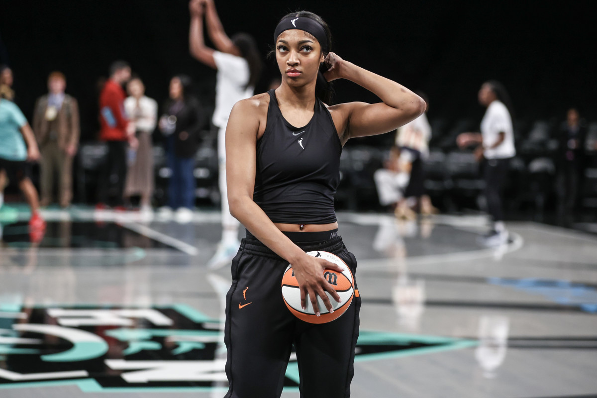 Chicago Sky forward Angel Reese (5) warms up prior to the game against the New York Liberty at Barclays Center.