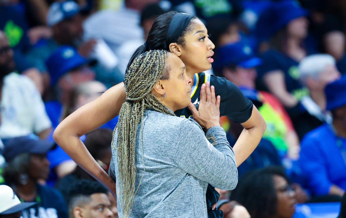 Chicago Sky head coach Teresa Weatherspoon speaks with Chicago Sky forward Angel Reese (5) during the second half against the Dallas Wings at College Park Center.