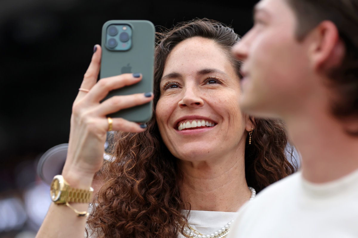 WNBA Legend Sue Bird Sends a Clear Message About Angel Reese's Pregame  Outfit - Athlon Sports