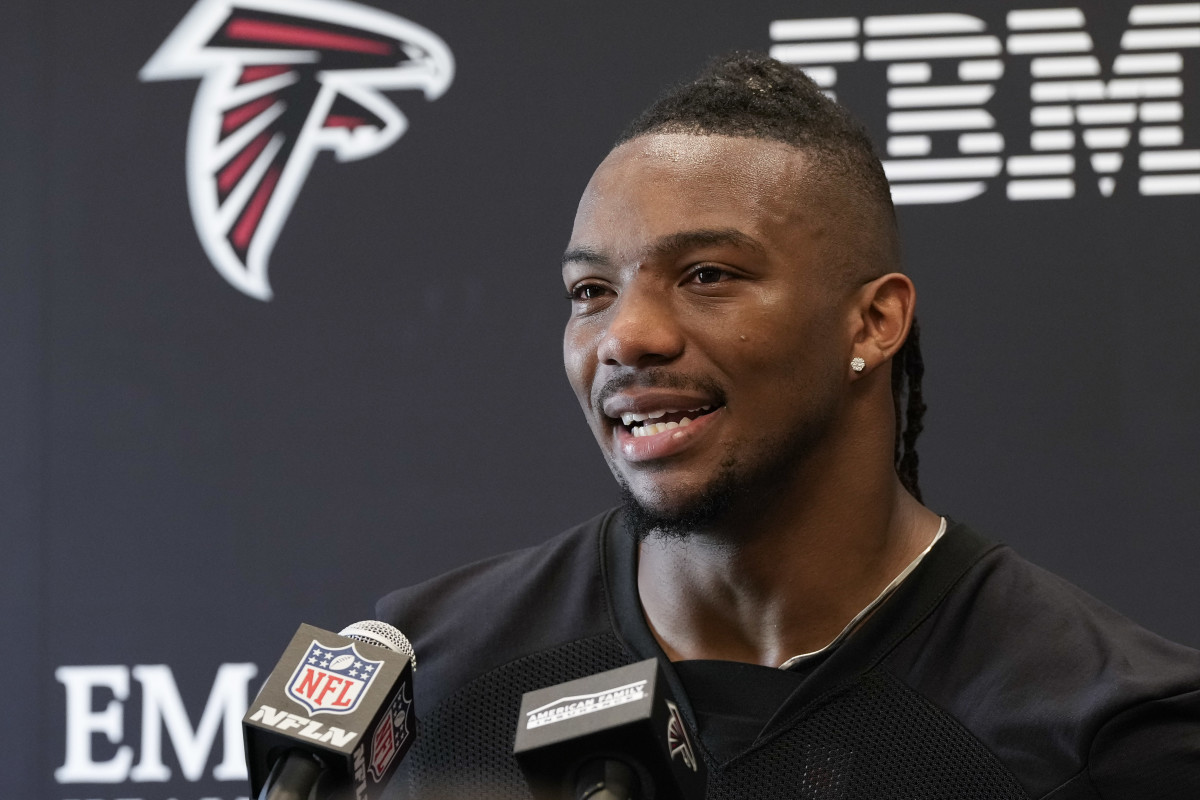 Atlanta Falcons running back Bijan Robinson (7) is interviewed