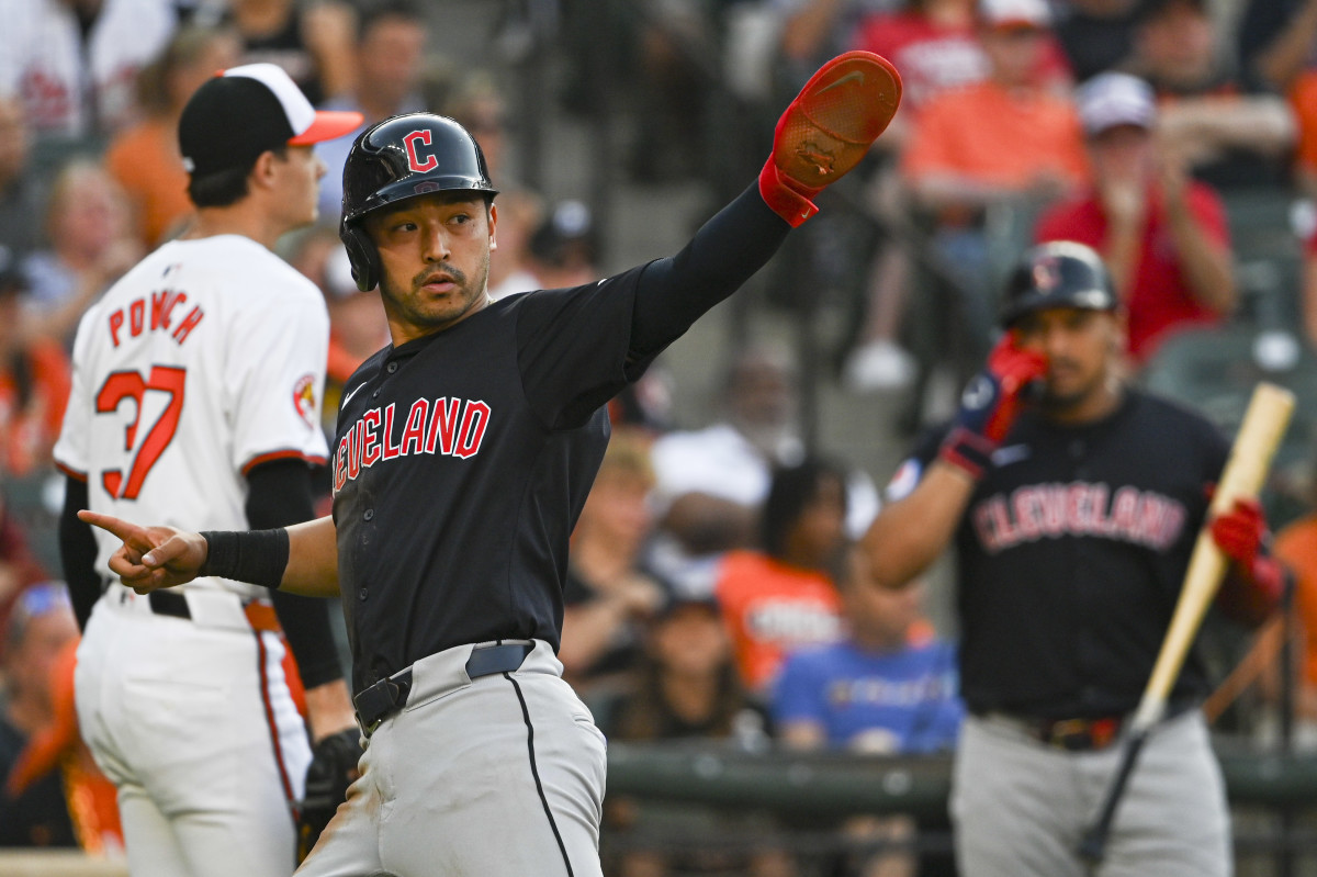 MLB Fan’s Incredible Barehanded Catch While Holding Drink, Phone Sparks ...