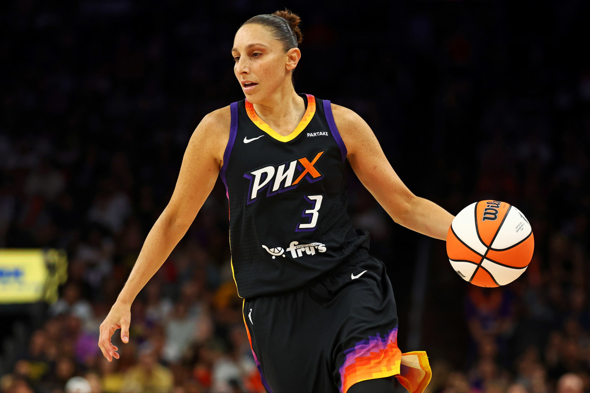 Phoenix Mercury guard Diana Taurasi (3) handles the ball during the first half