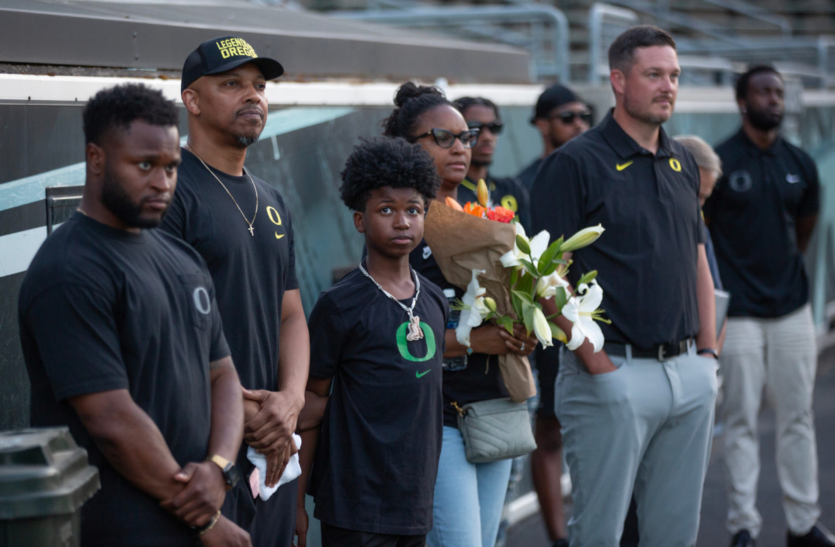 Oregon Ducks Honor Fallen Teammate Khyree Jackson with Autzen ...