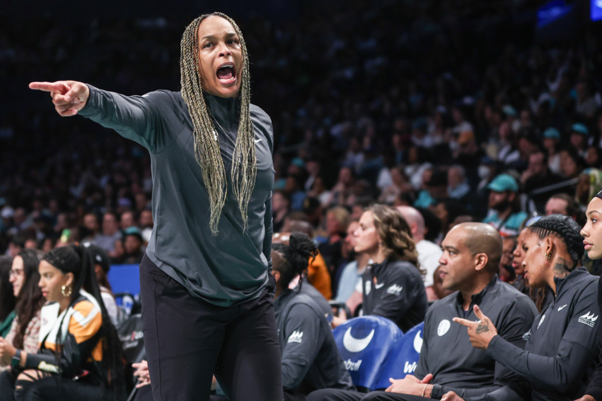 Chicago Sky head coach Teresa Weatherspoon argues with an official in  the first quarter against the New York Liberty at Barclays Center.