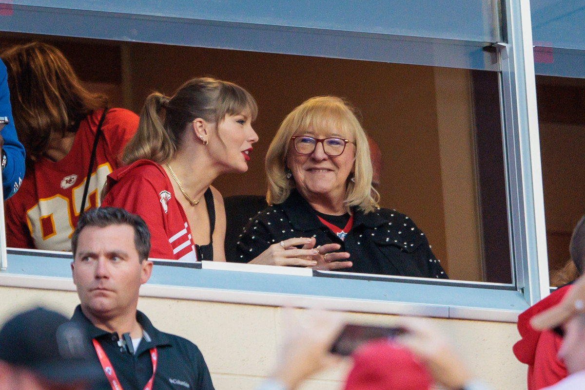 Travis Kelce's mom Donna Kelce talking to Taylor Swift during a Chiefs game