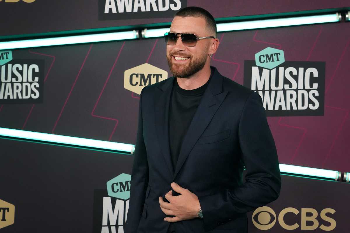 Travis Kelce's Mom Urged Actors to 'Sneak Note' Into Chiefs Star's ...