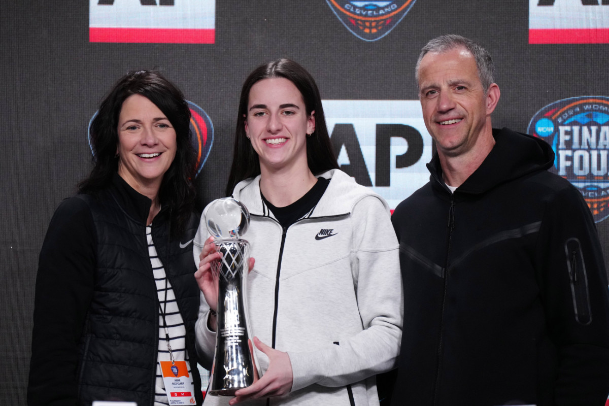 Former Iowa Hawkeyes guard Caitlin Clark (center) poses with mother Anne Clark (left) and father Brent Clark after being named the AP Player of the Year on April 4, 2024.