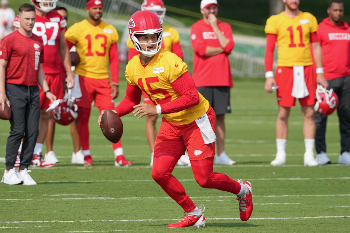 Kansas City Chiefs QB Patrick Mahomes Pulls Off Flashy Behind the Back ...