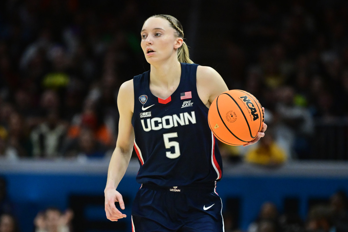 Connecticut guard Paige Bueckers (5) dribbles the ball against Iowa in the Final Four.