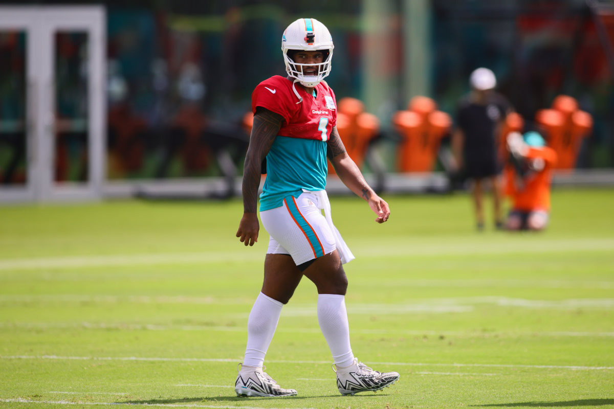 Tua Tagovailoa Sends Harsh Warning to Dolphins Teammates Ahead of 2024 ...