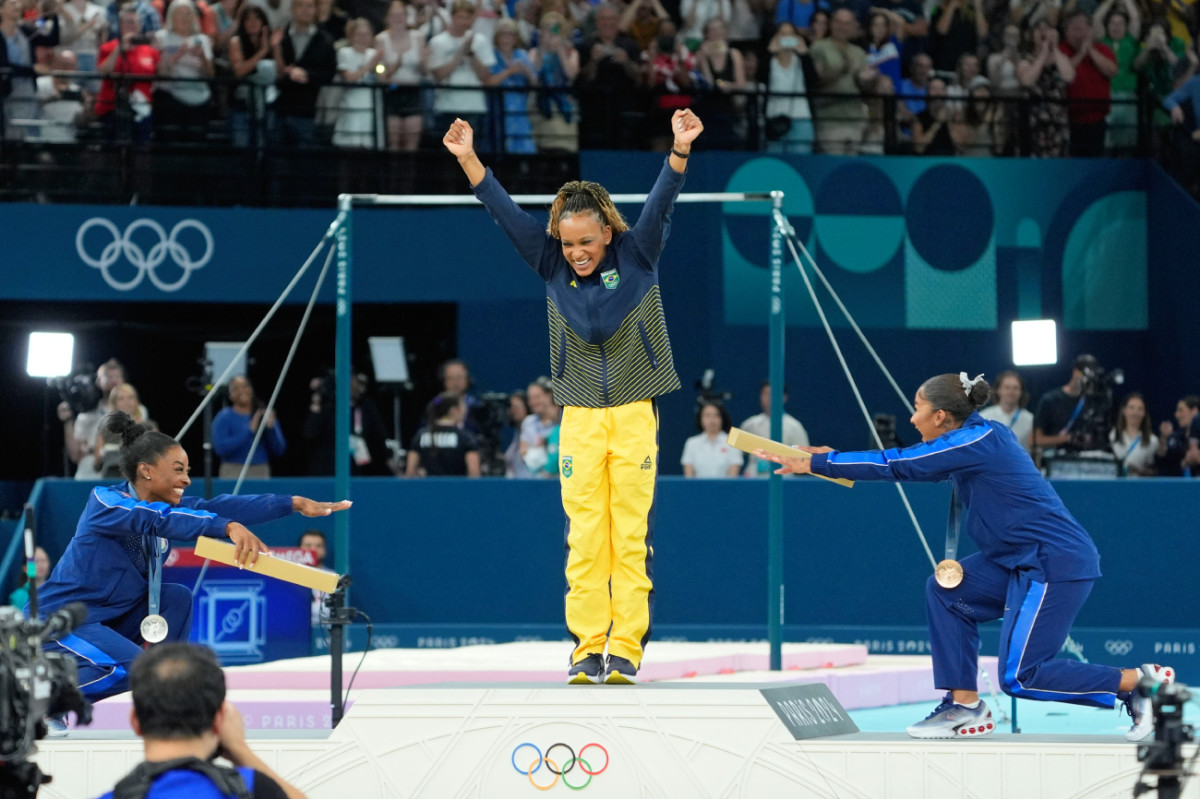 Người hâm mộ Olympic chỉ trích ngôi sao NFL vì những bình luận của anh về Simone Biles, Jordan Chiles và Rebeca Andrade.