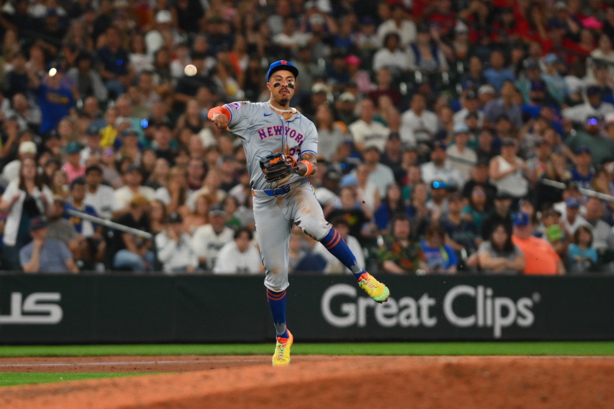 New York Mets third baseman Mark Vientos (27).