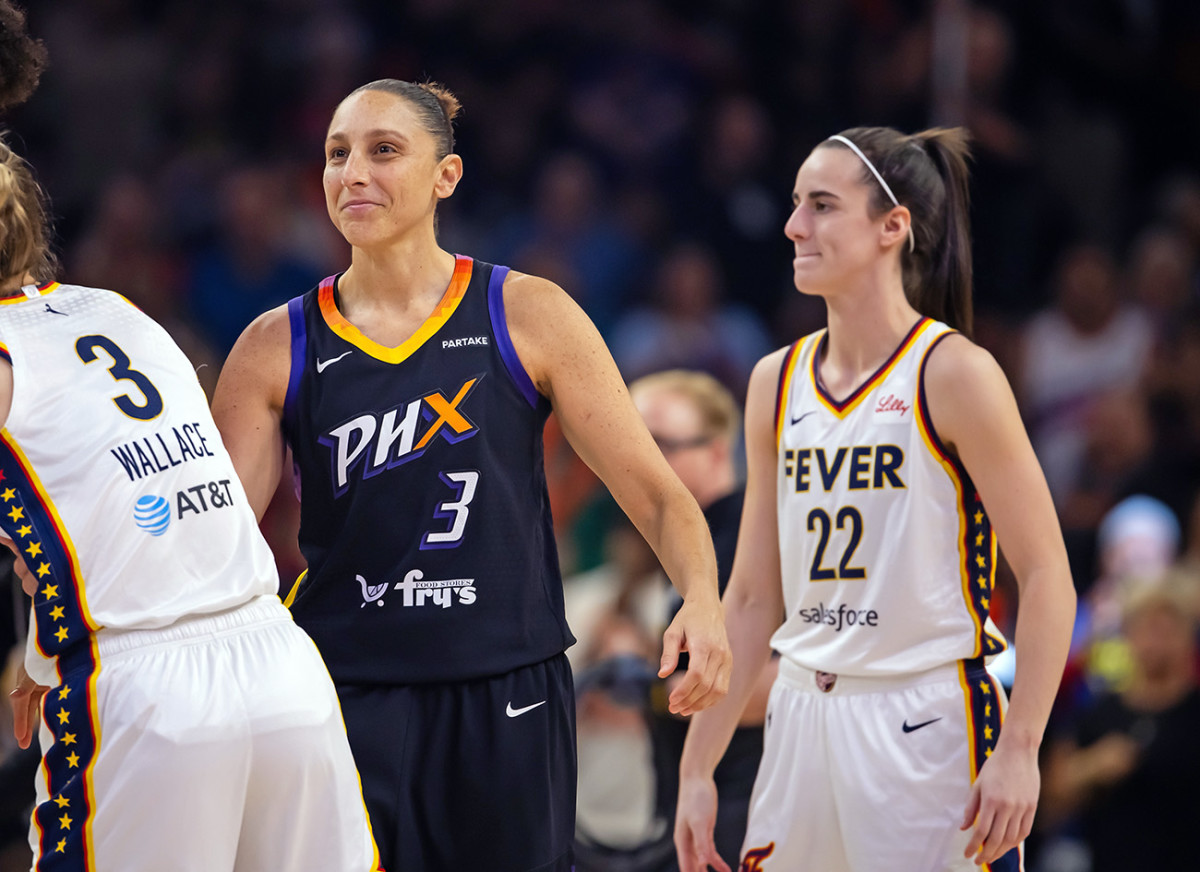 un 30, 2024; Phoenix, Arizona, USA; Indiana Fever guard Caitlin Clark (22) against Phoenix Mercury guard Diana Taurasi (3) during a WNBA game at Footprint Center.