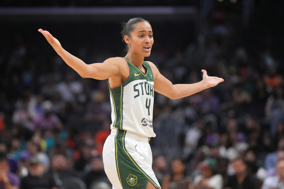 Skylar Diggins-Smith's Electrifying Run-In With Caitlin Clark Is Turning Heads - Athlon Sports