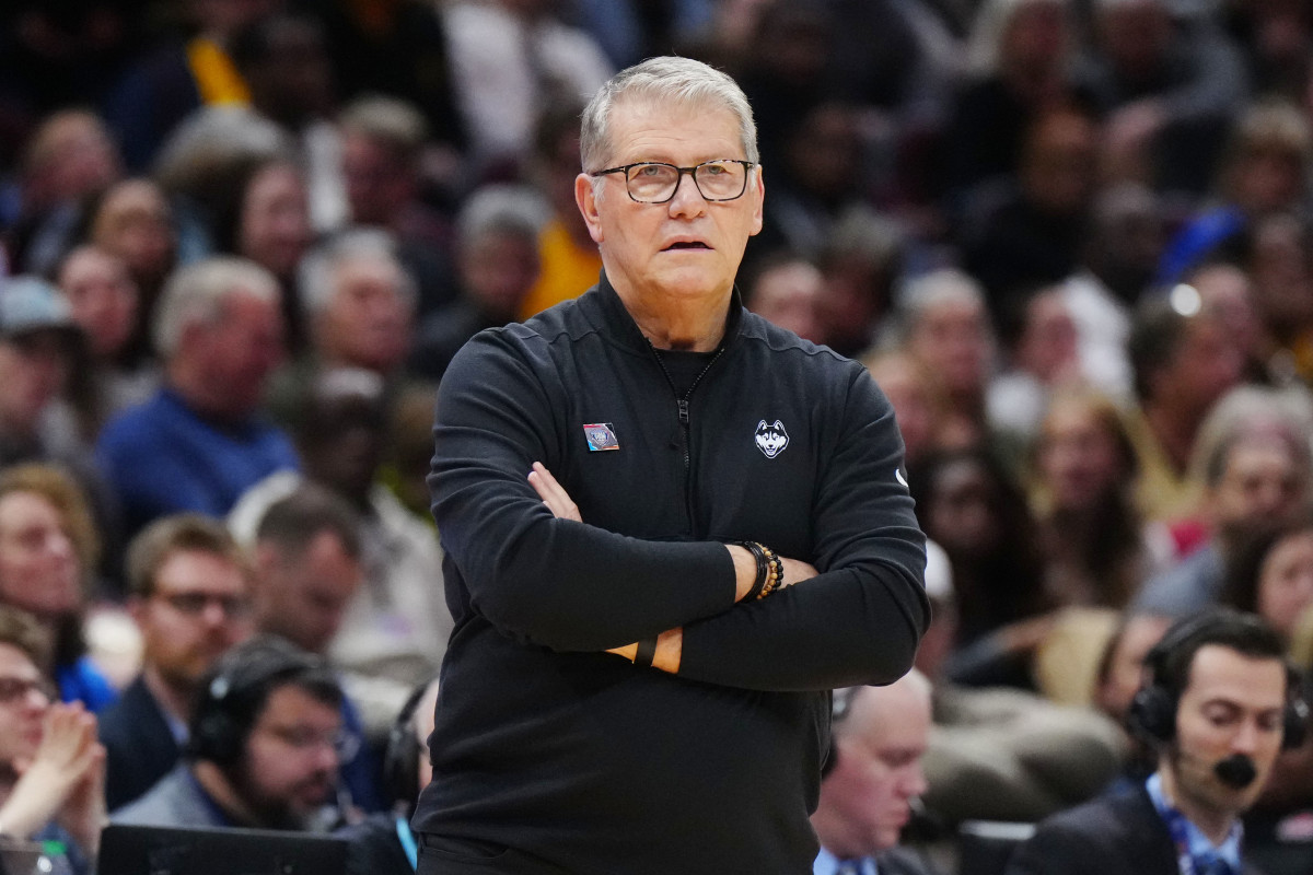 Geno Auriemma's Controversial Comments On Caitlin Clark Resurface - Athlon  Sports