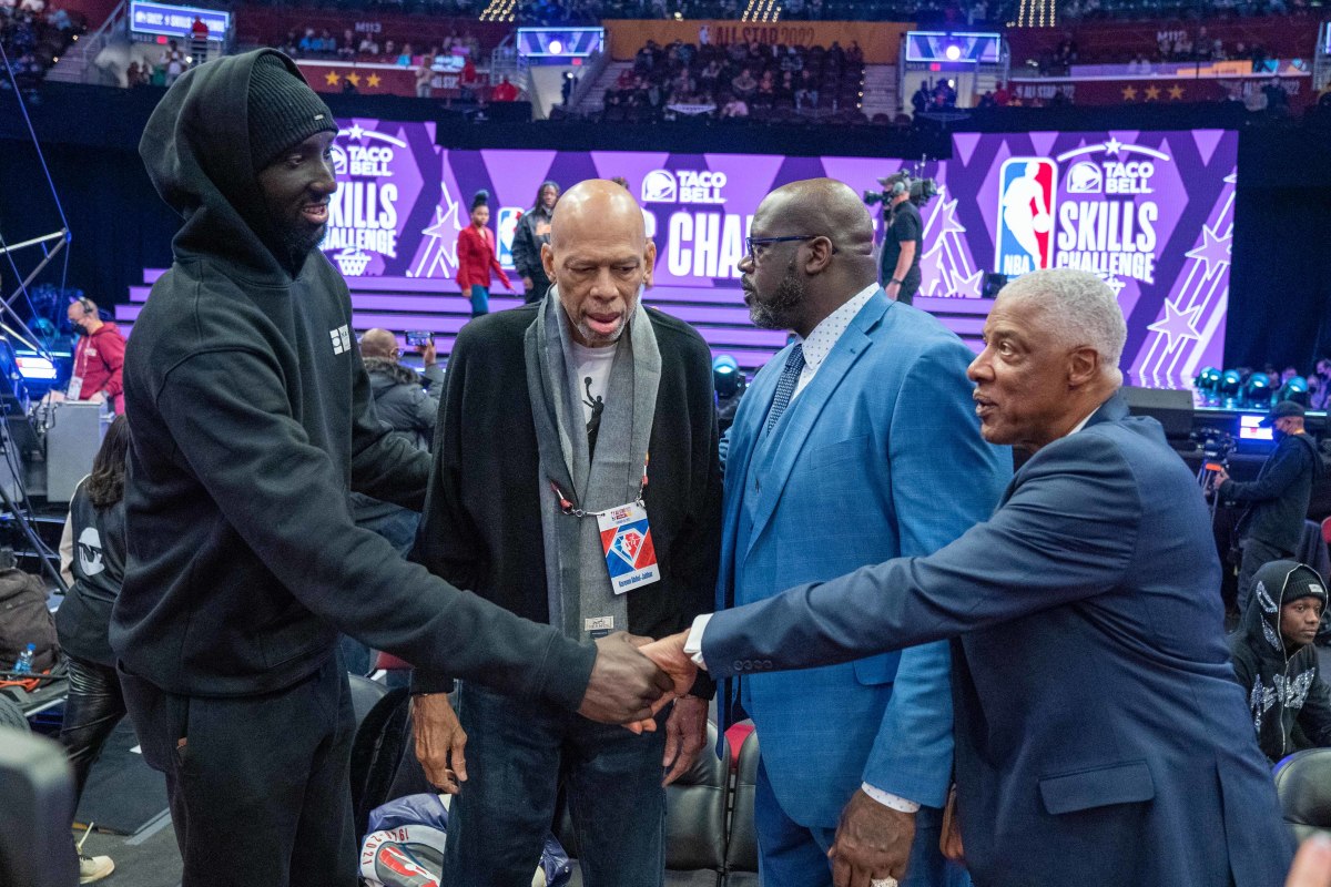 Video Of Shaquille O'Neal Absolutely Dwarfed By Tacko Fall Goes Viral ...