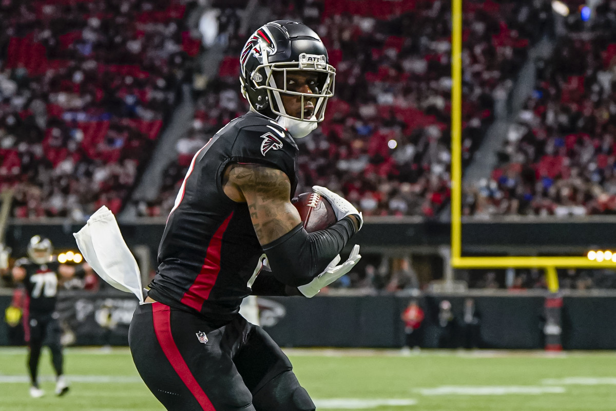 Atlanta Falcons tight end Kyle Pitts (8) catches a touchdown pass